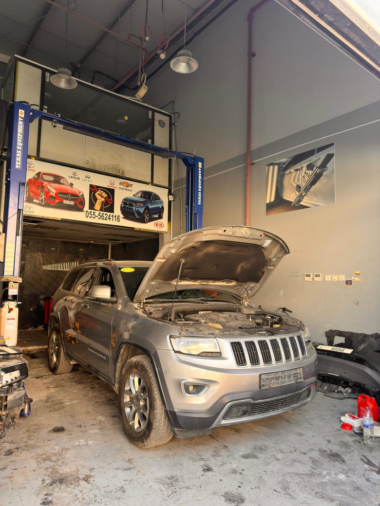 صيانة جيب في ورشة بستان الزهور